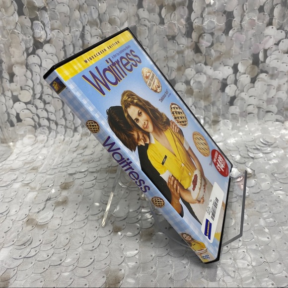 Waitress - Picture 3 of 6